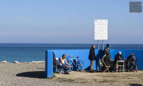 Carte, mare e amicizia: i vecchietti che ogni giorno si ritrovano a Pane e Pomodoro